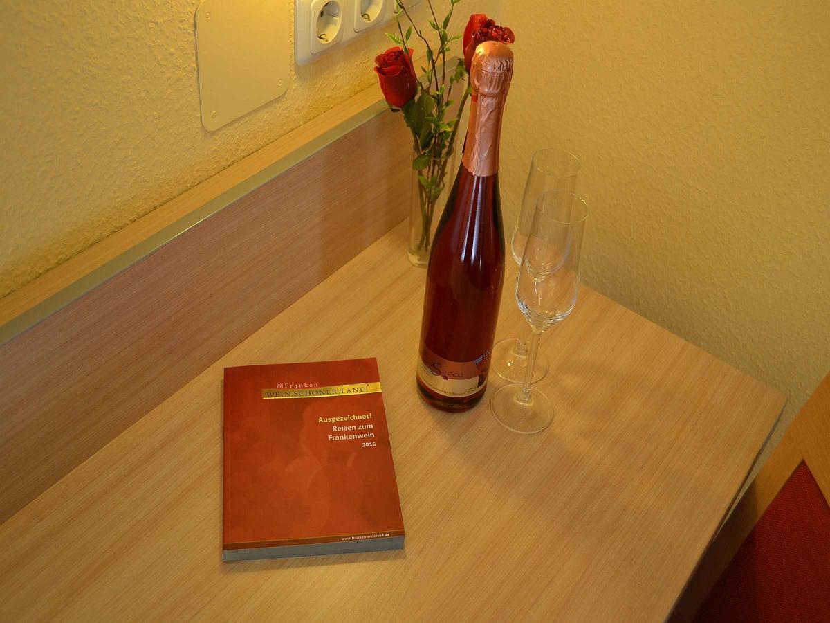 Markt Einersheim Hotel-Gasthof Rotes Ross מראה חיצוני תמונה